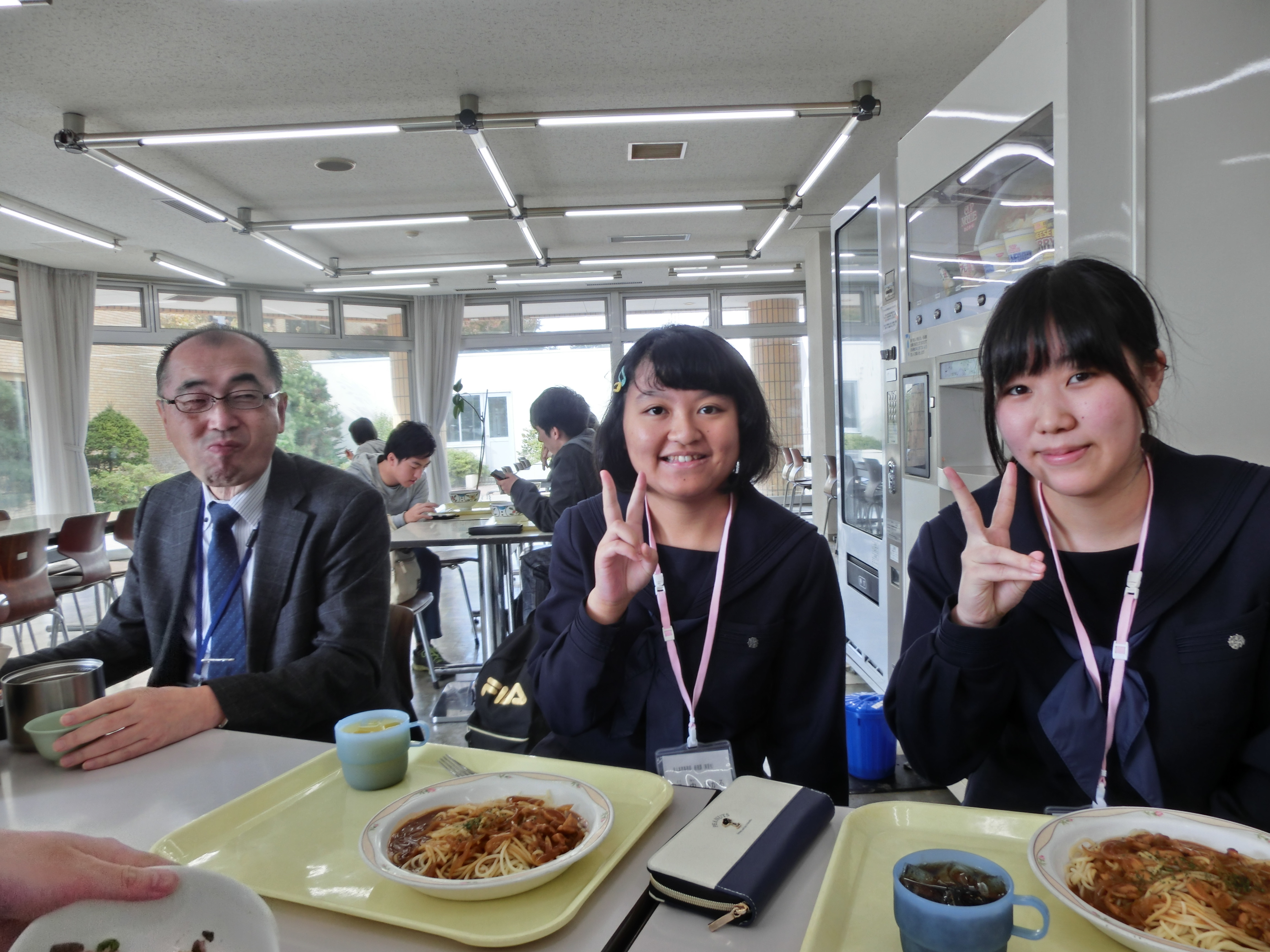 北海道函館商業高等学校の2年生2名が 函館大学でインターンシップを行ないました。 函館大学